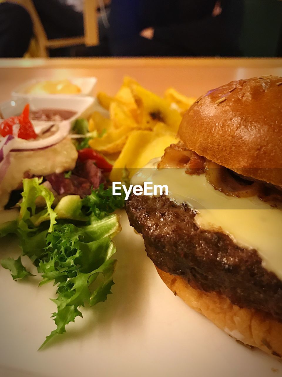 CLOSE-UP OF FOOD ON PLATE