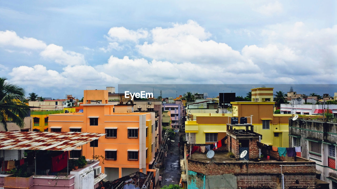 HIGH ANGLE VIEW OF RESIDENTIAL BUILDINGS AGAINST SKY