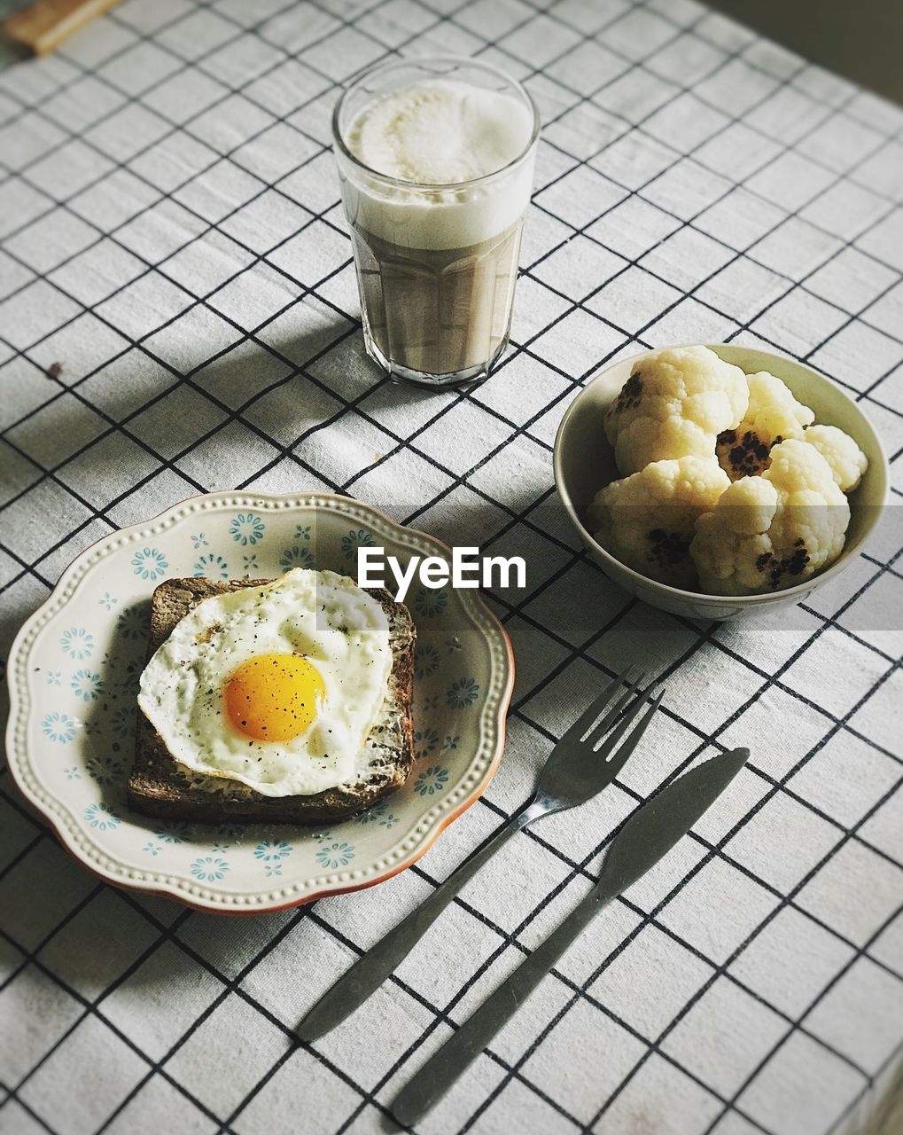 HIGH ANGLE VIEW OF BREAKFAST SERVED ON PLATE