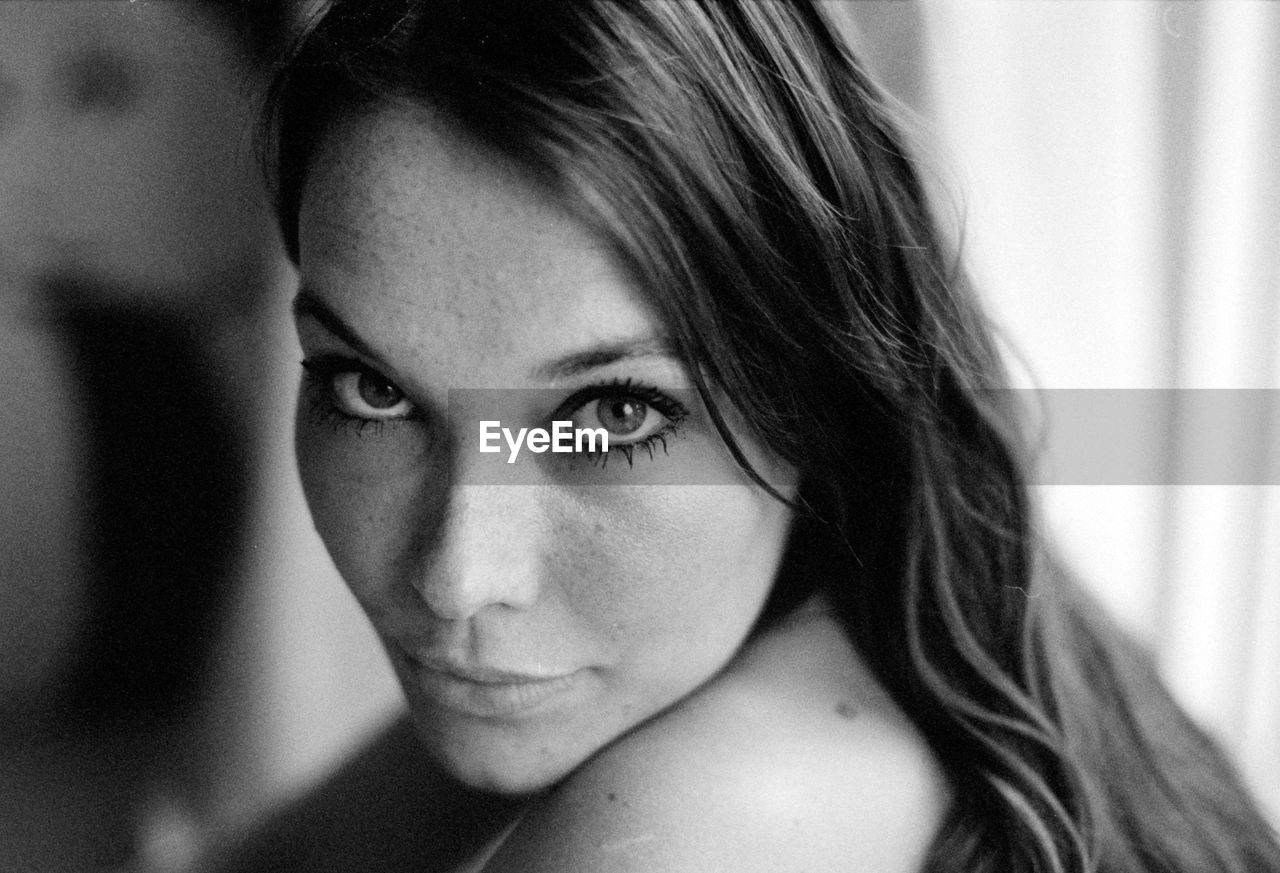 CLOSE-UP PORTRAIT OF BEAUTIFUL WOMAN WITH HANDS