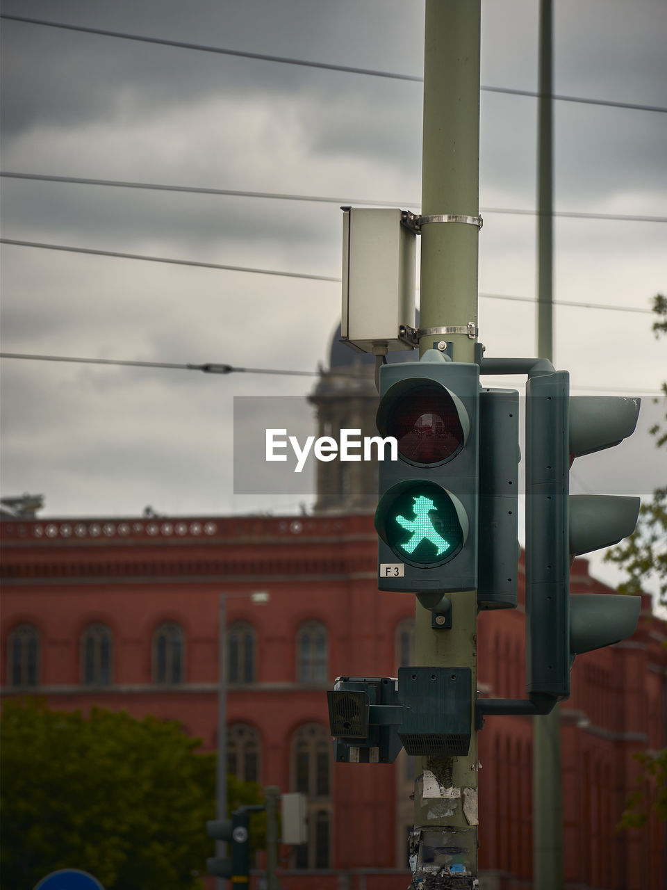 An apfelmann traffic light in berlin