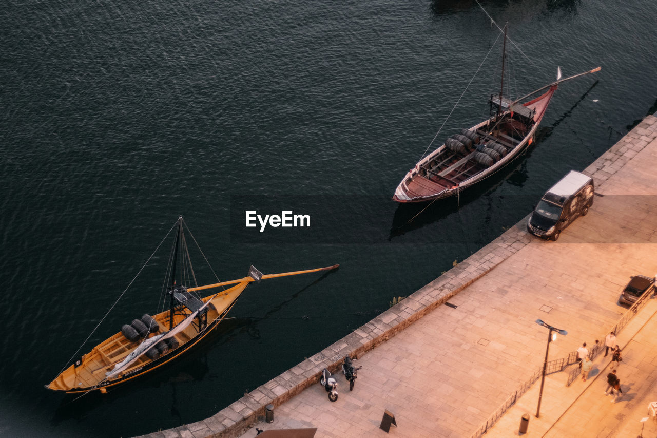 HIGH ANGLE VIEW OF SAILBOAT SAILING ON SEA