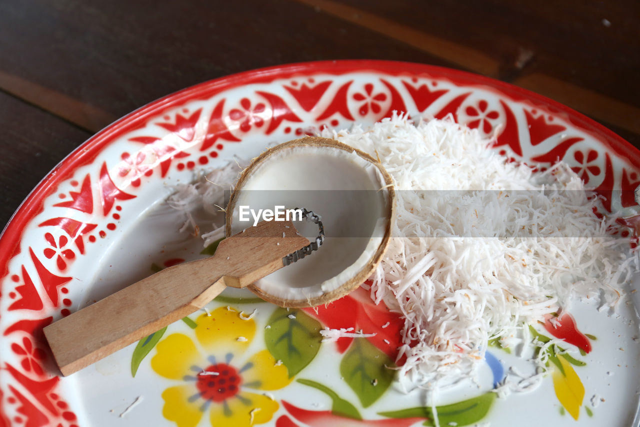 HIGH ANGLE VIEW OF COFFEE SERVED ON TABLE