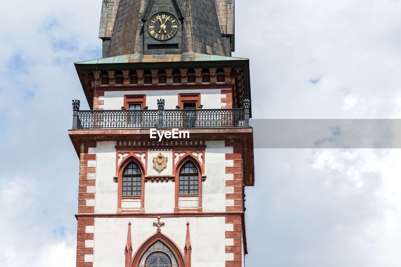 LOW ANGLE VIEW OF CLOCK TOWER AGAINST BUILDING