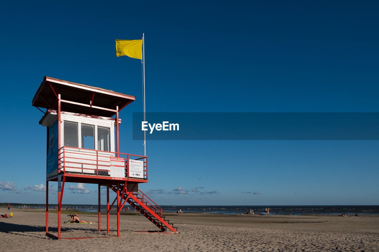 G4s lifeguard tower with yellow flag indicating swimming is dangerous for poor swimmers.