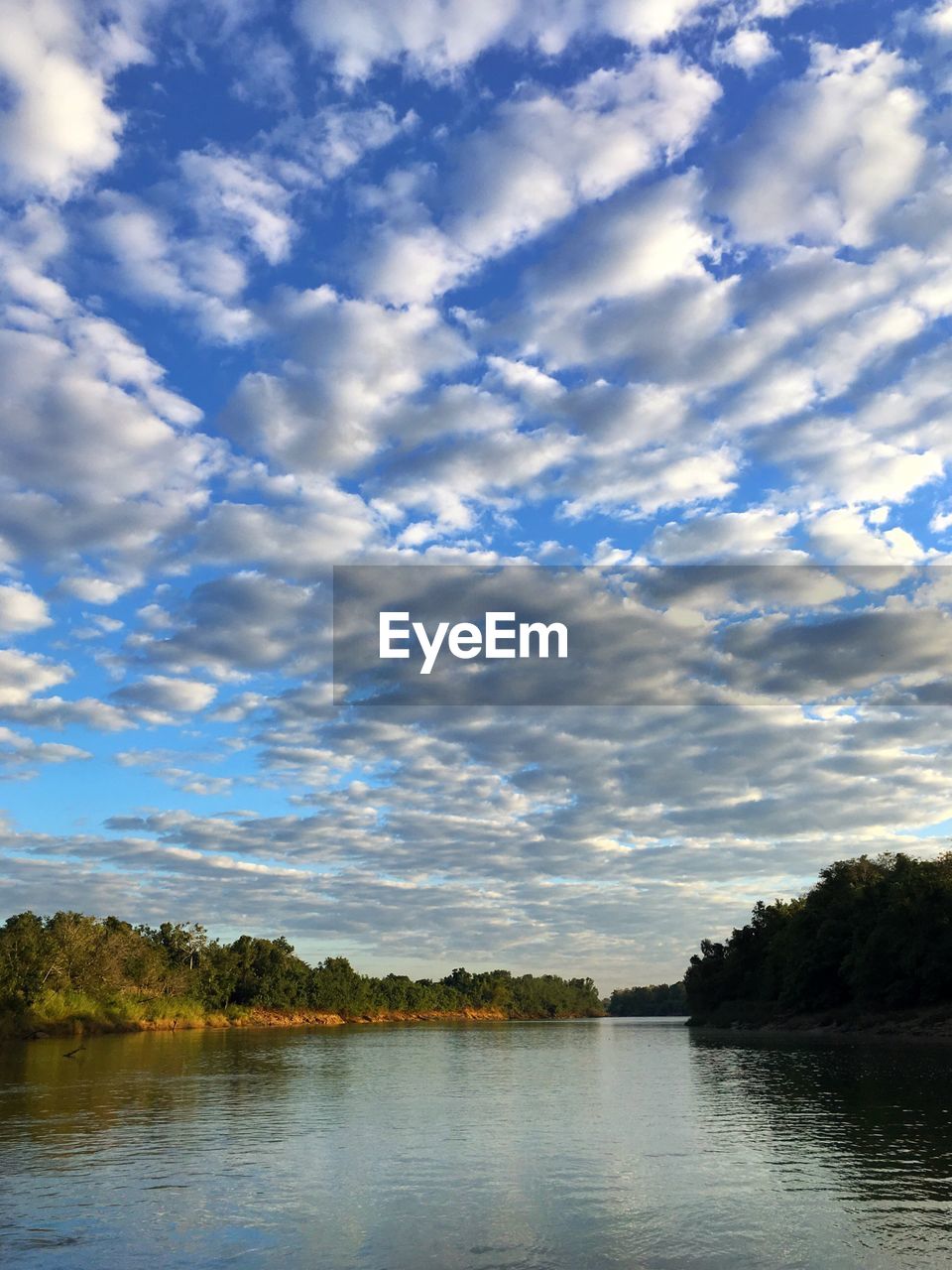 IDYLLIC VIEW OF LAKE AGAINST SKY