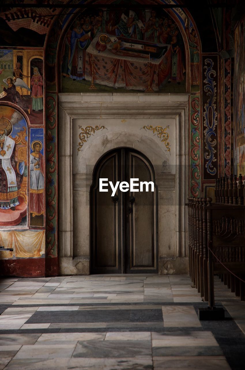 VIEW OF ORNATE DOOR IN TEMPLE