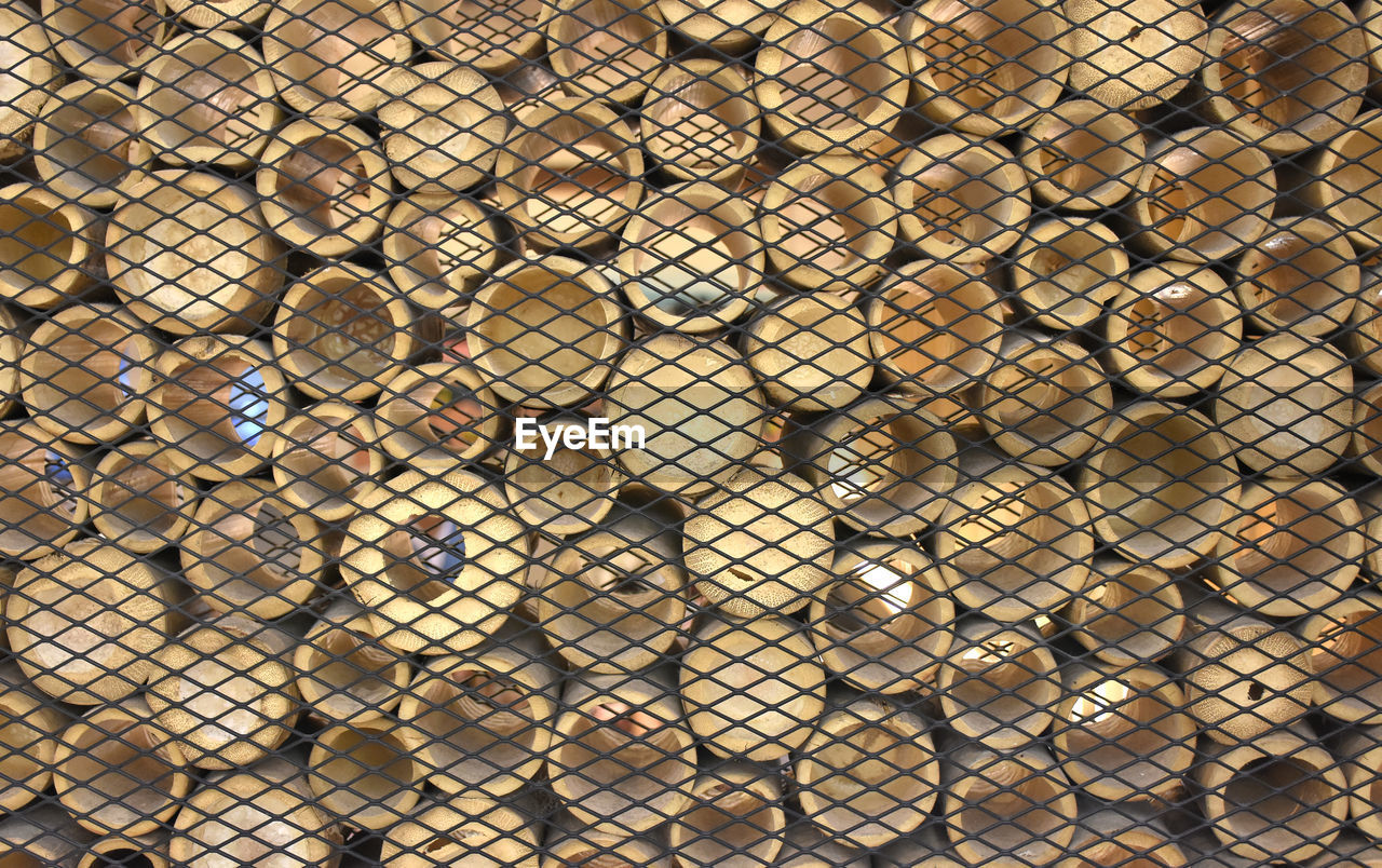 FULL FRAME SHOT OF RUSTY FENCE