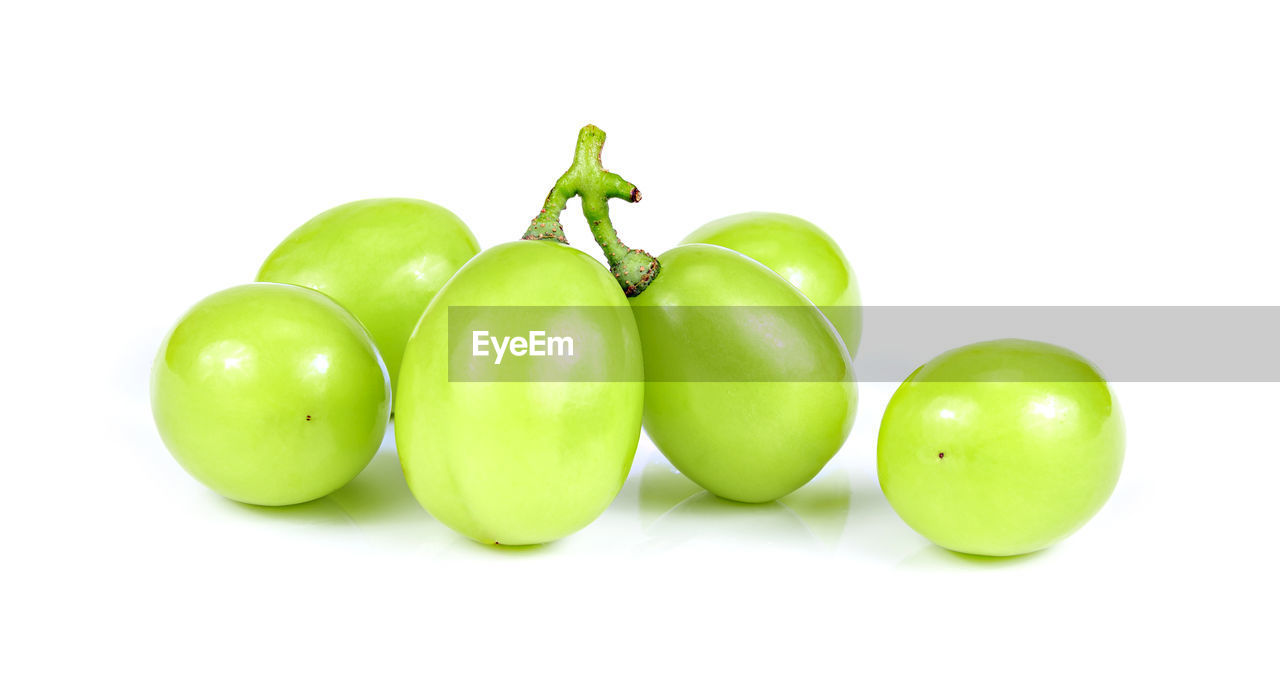 CLOSE-UP OF APPLES IN GREEN BACKGROUND