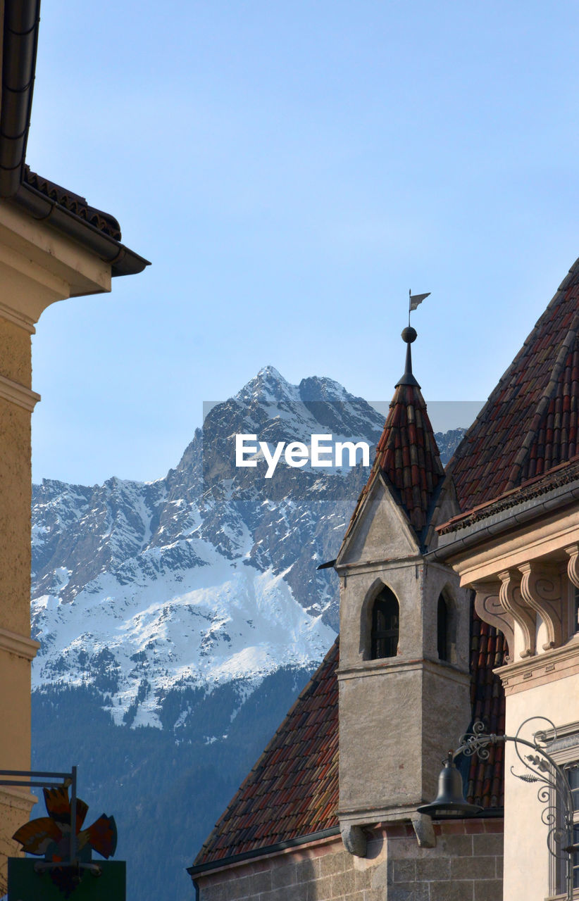 LOW ANGLE VIEW OF BUILDING AGAINST MOUNTAIN RANGE