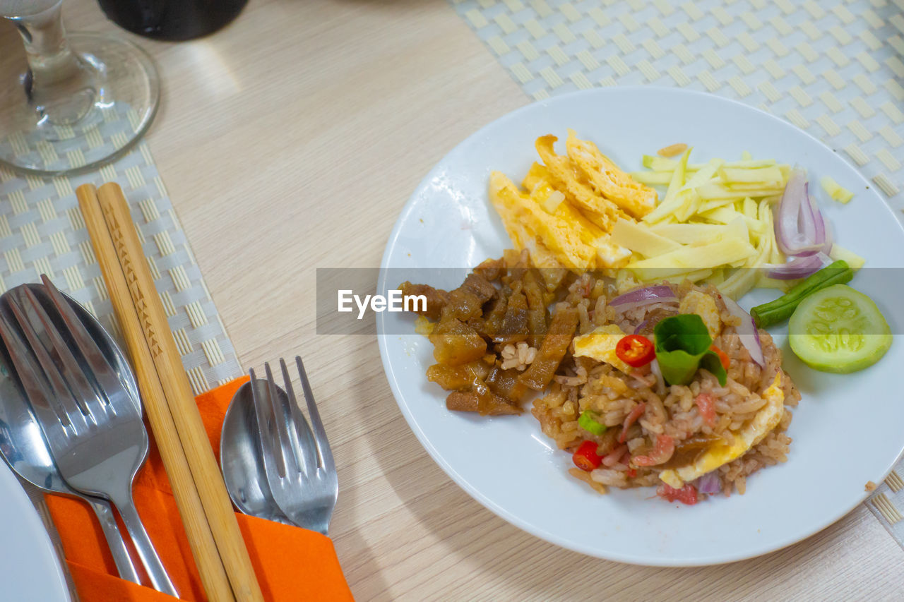 HIGH ANGLE VIEW OF MEAL SERVED IN PLATE