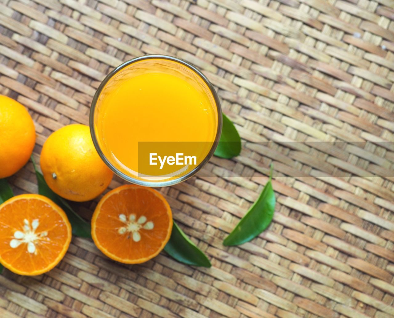 HIGH ANGLE VIEW OF ORANGE AND YELLOW FRUITS ON TABLE