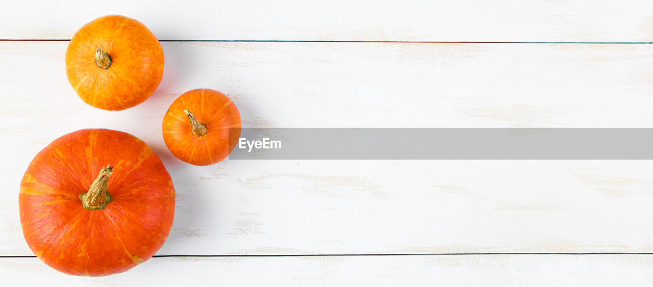 food and drink, food, healthy eating, freshness, wellbeing, orange color, fruit, plant, wood, produce, indoors, no people, still life, studio shot, high angle view, copy space, directly above, table, orange, citrus fruit, yellow, organic