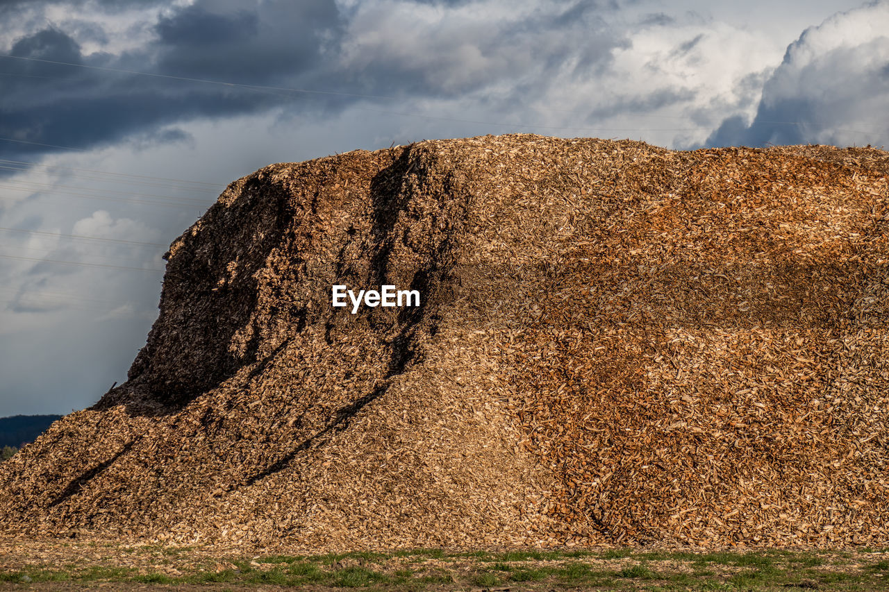 LOW ANGLE VIEW OF ROCK AGAINST SKY