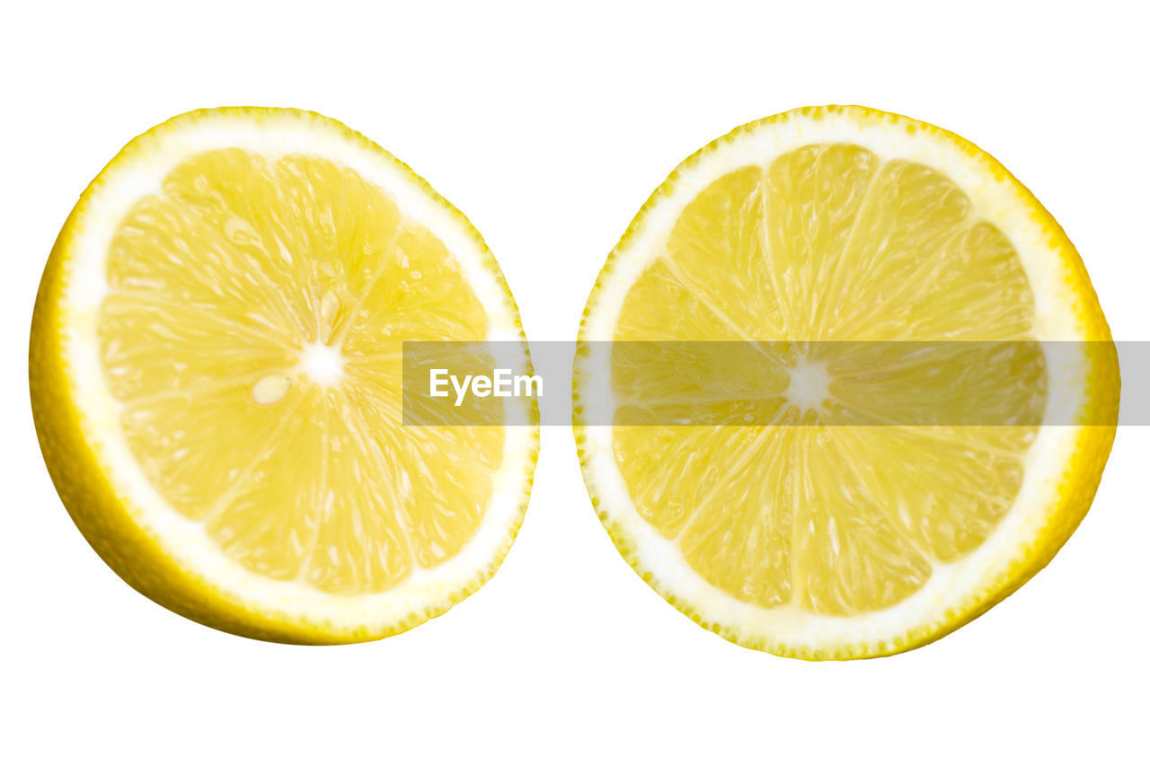 CLOSE-UP OF LEMON SLICES