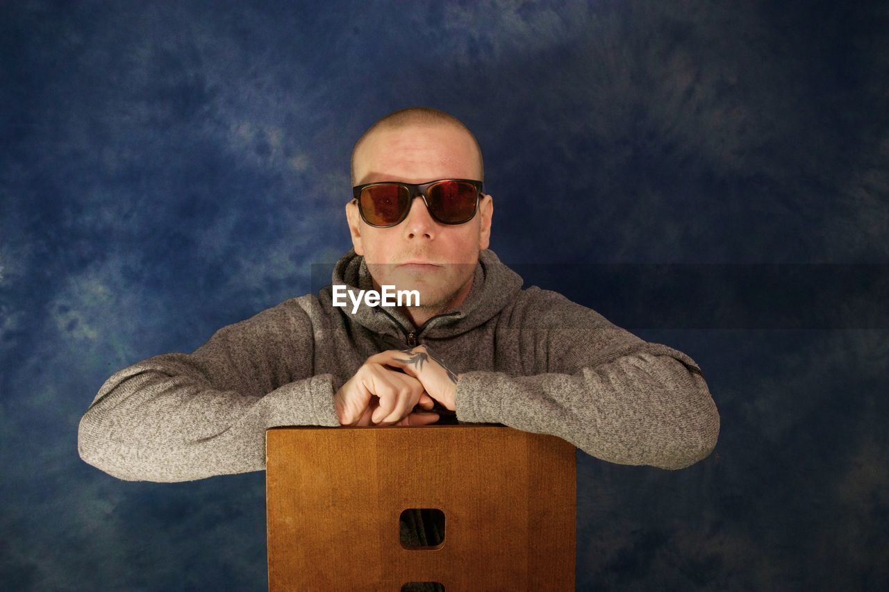 PORTRAIT OF MAN WEARING SUNGLASSES