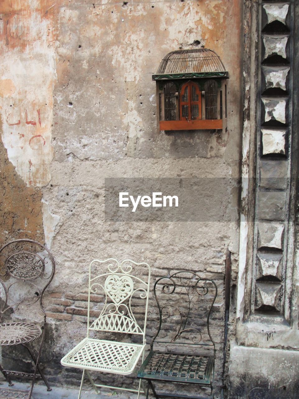 CLOSE-UP OF WALL WITH GRAFFITI ON BRICK BUILDING