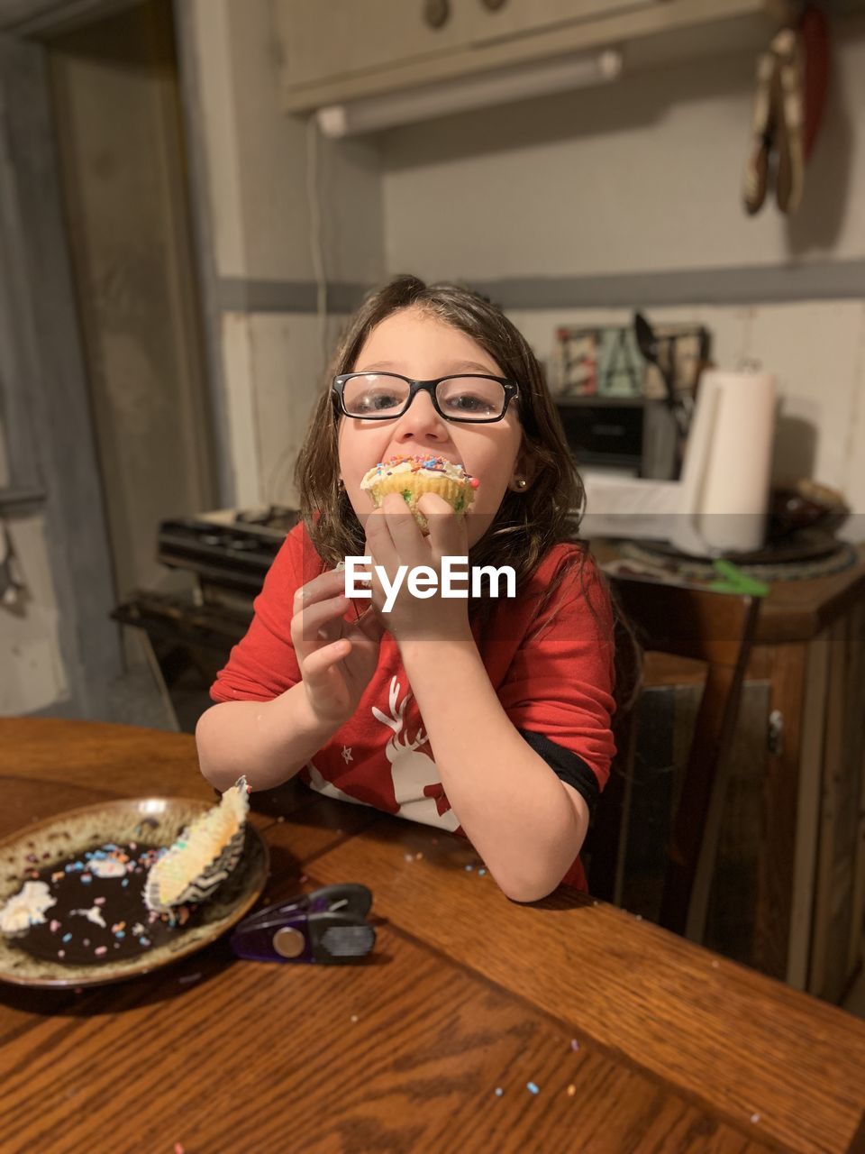 PORTRAIT OF WOMAN EATING ICE CREAM