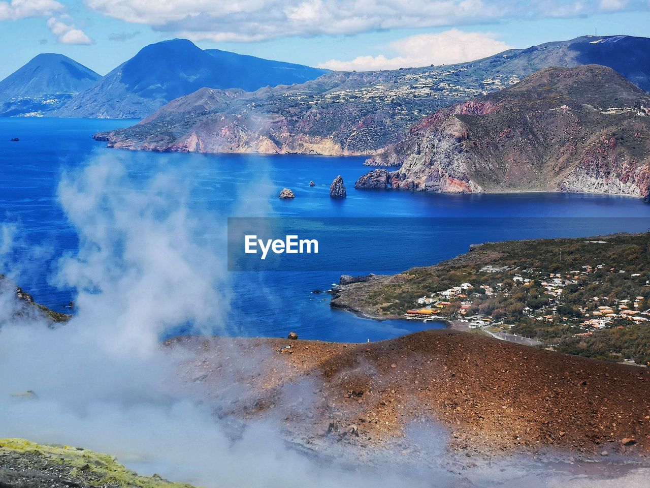 PANORAMIC SHOT OF LAKE AGAINST SKY