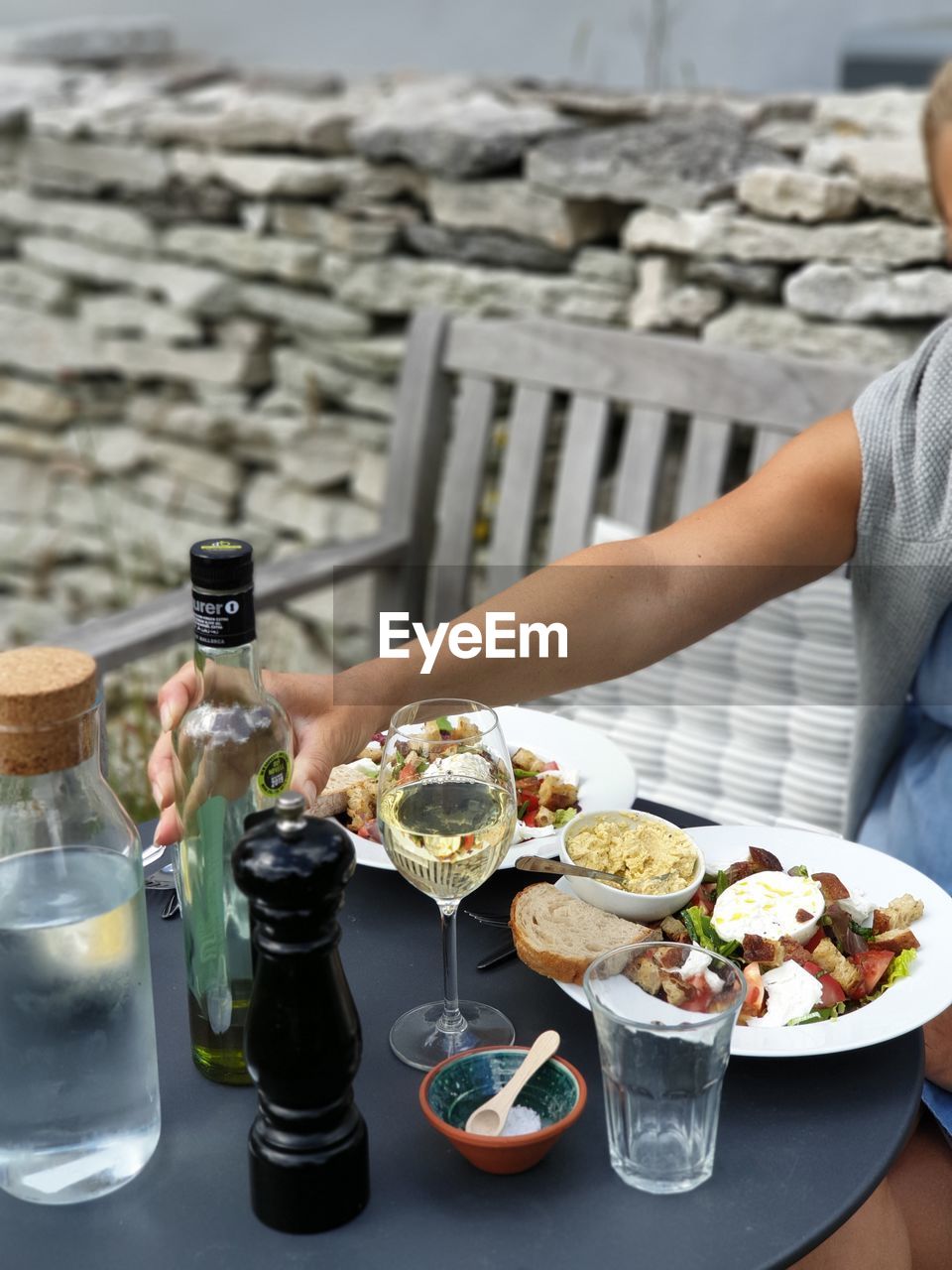 MIDSECTION OF MAN HAVING FOOD AT TABLE