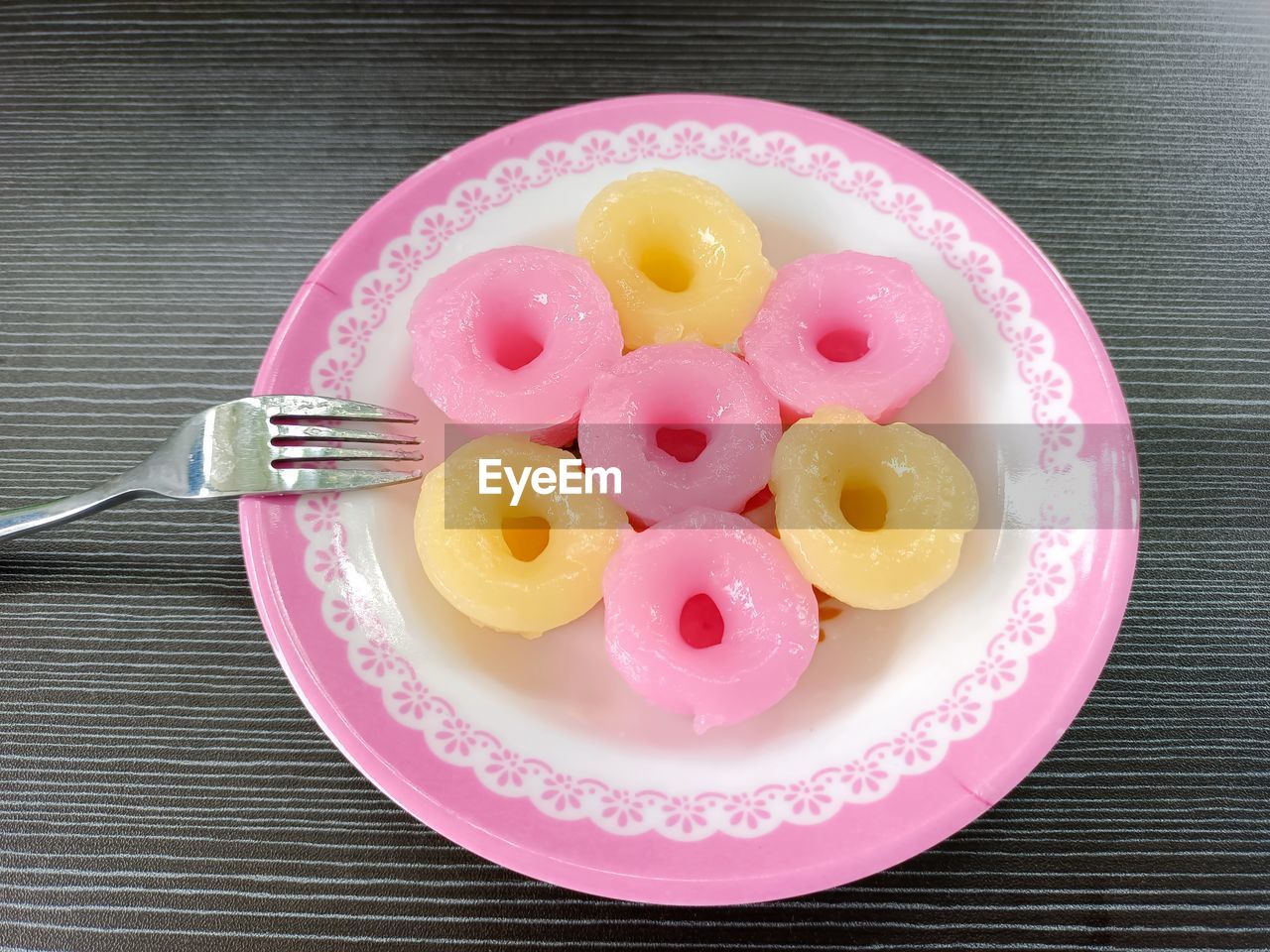 HIGH ANGLE VIEW OF DESSERT IN PLATE ON TABLE