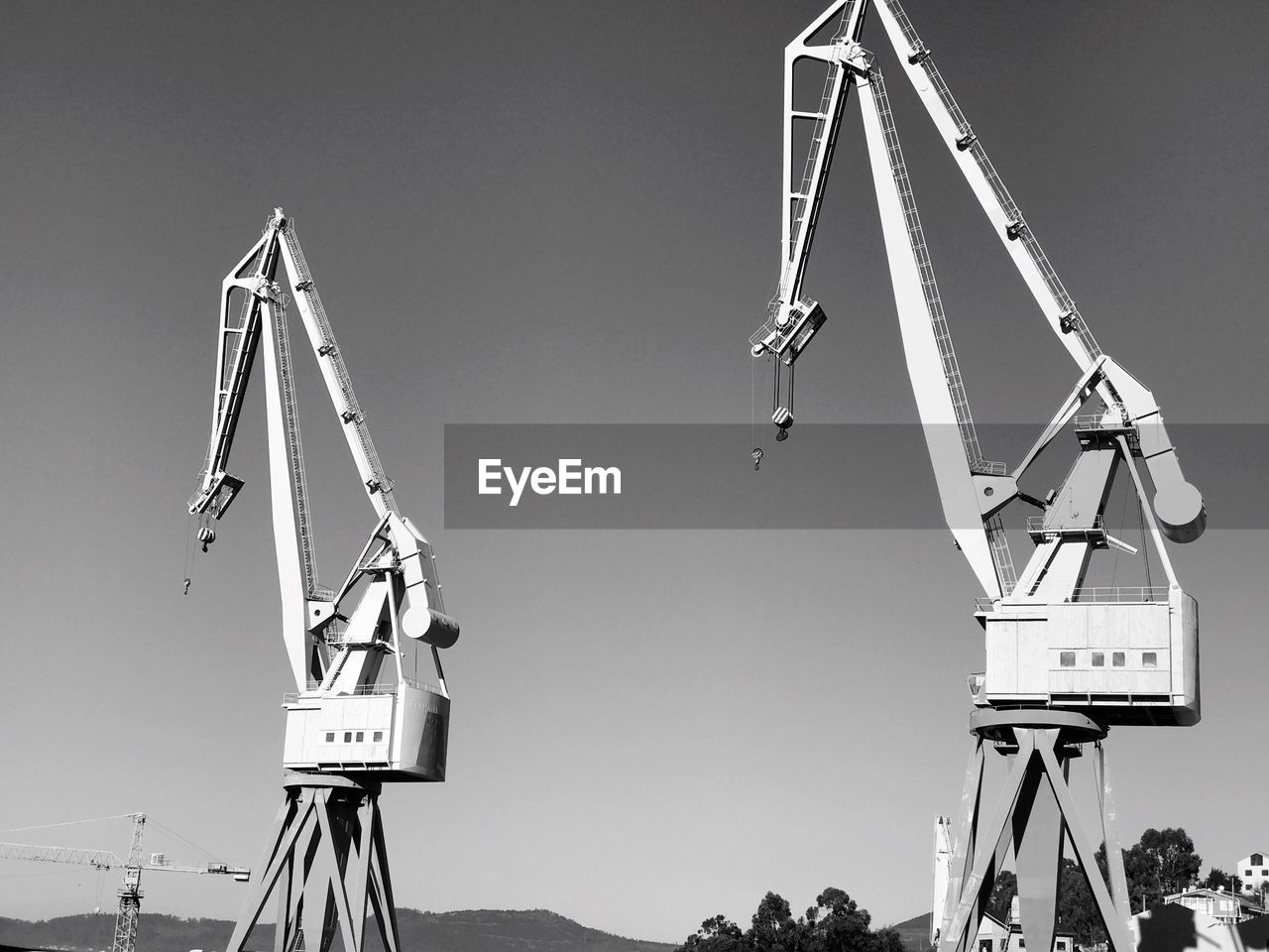 LOW ANGLE VIEW OF CRANE AGAINST SKY