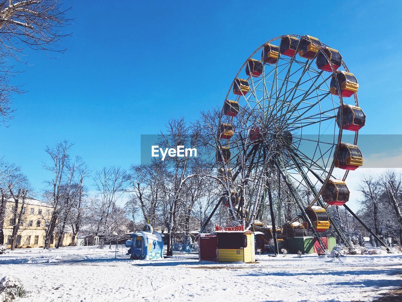 FERRIS WHEEL AGAINST CLEAR BLUE SKY