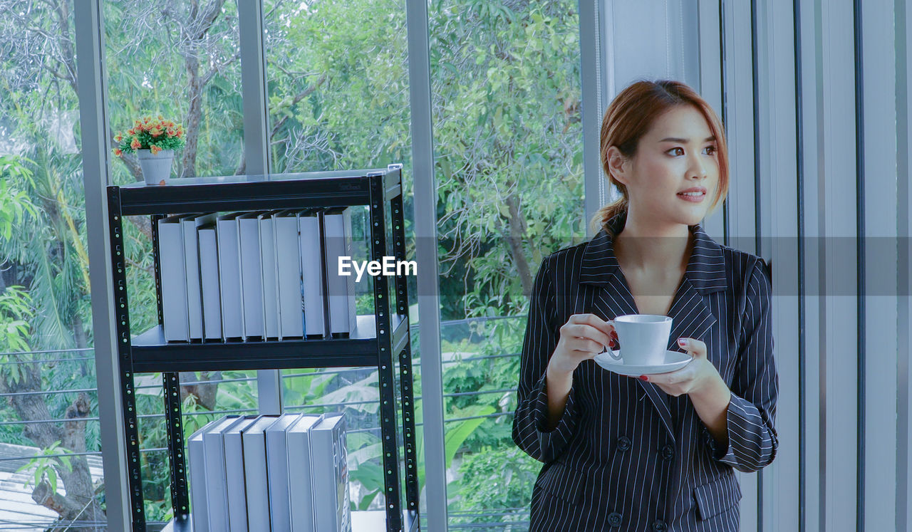 Young businesswoman drinking coffee 
