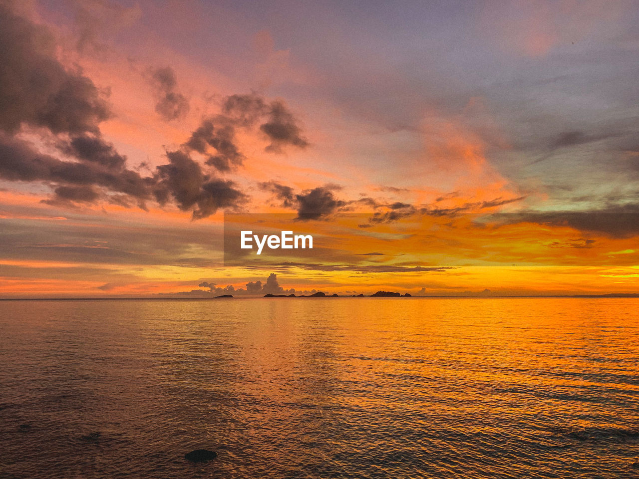 SCENIC VIEW OF SEA AGAINST ROMANTIC SKY