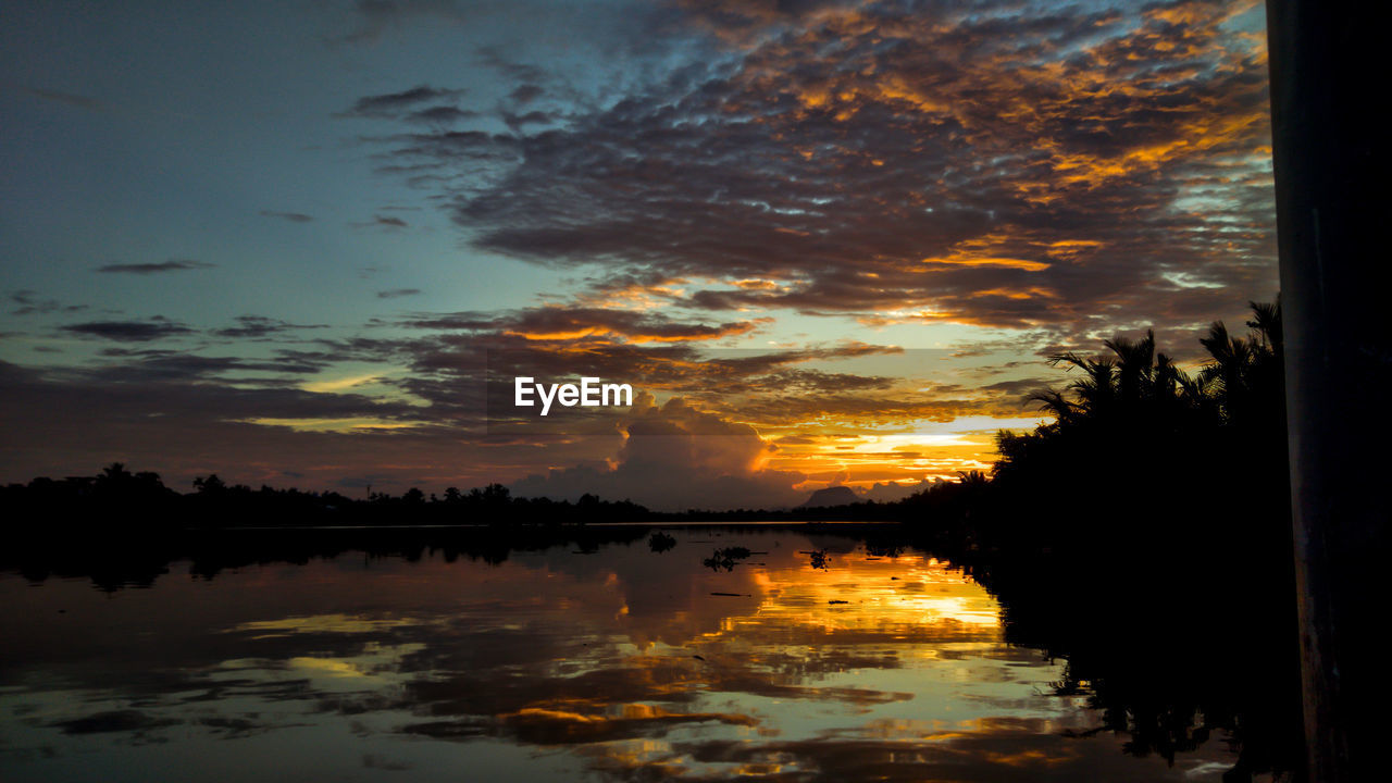 SCENIC VIEW OF DRAMATIC SKY OVER LAKE DURING SUNSET