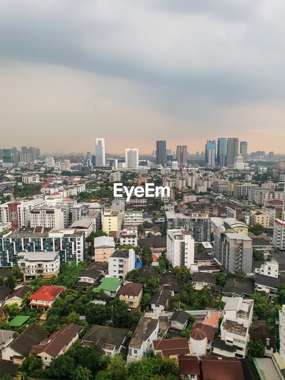 HIGH ANGLE VIEW OF RESIDENTIAL DISTRICT AGAINST SKY