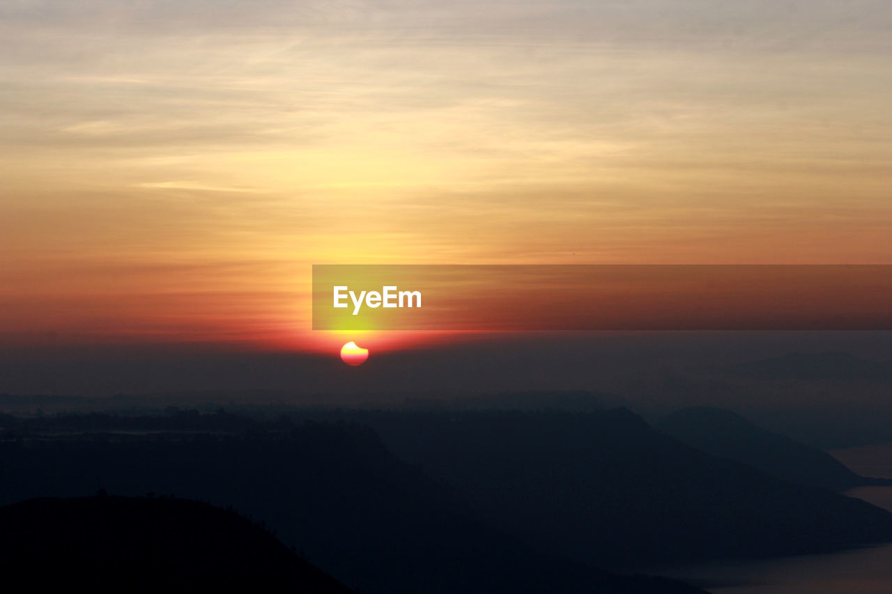 SCENIC VIEW OF SILHOUETTE MOUNTAIN AGAINST SKY AT SUNSET