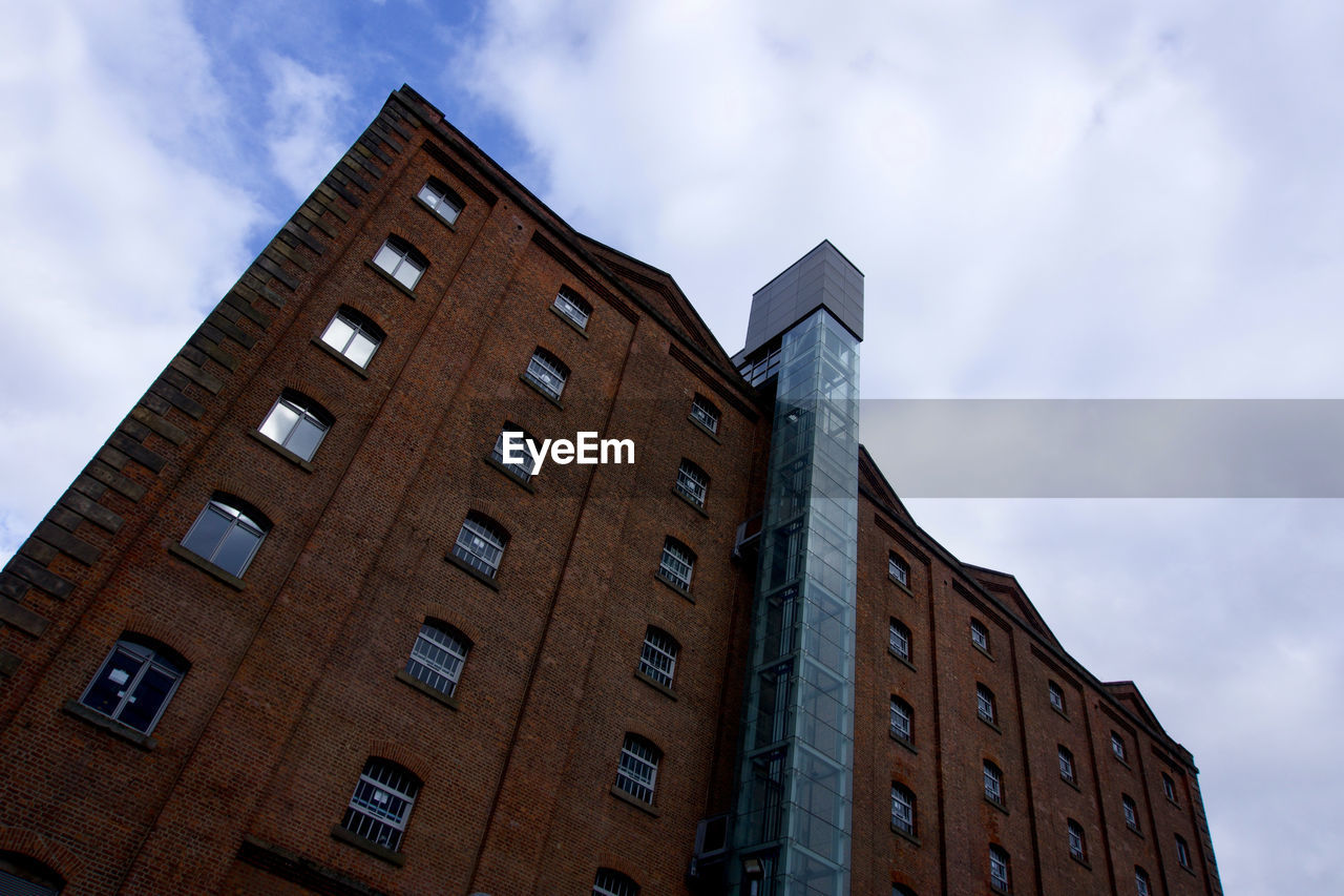 LOW ANGLE VIEW OF HISTORIC BUILDING AGAINST SKY