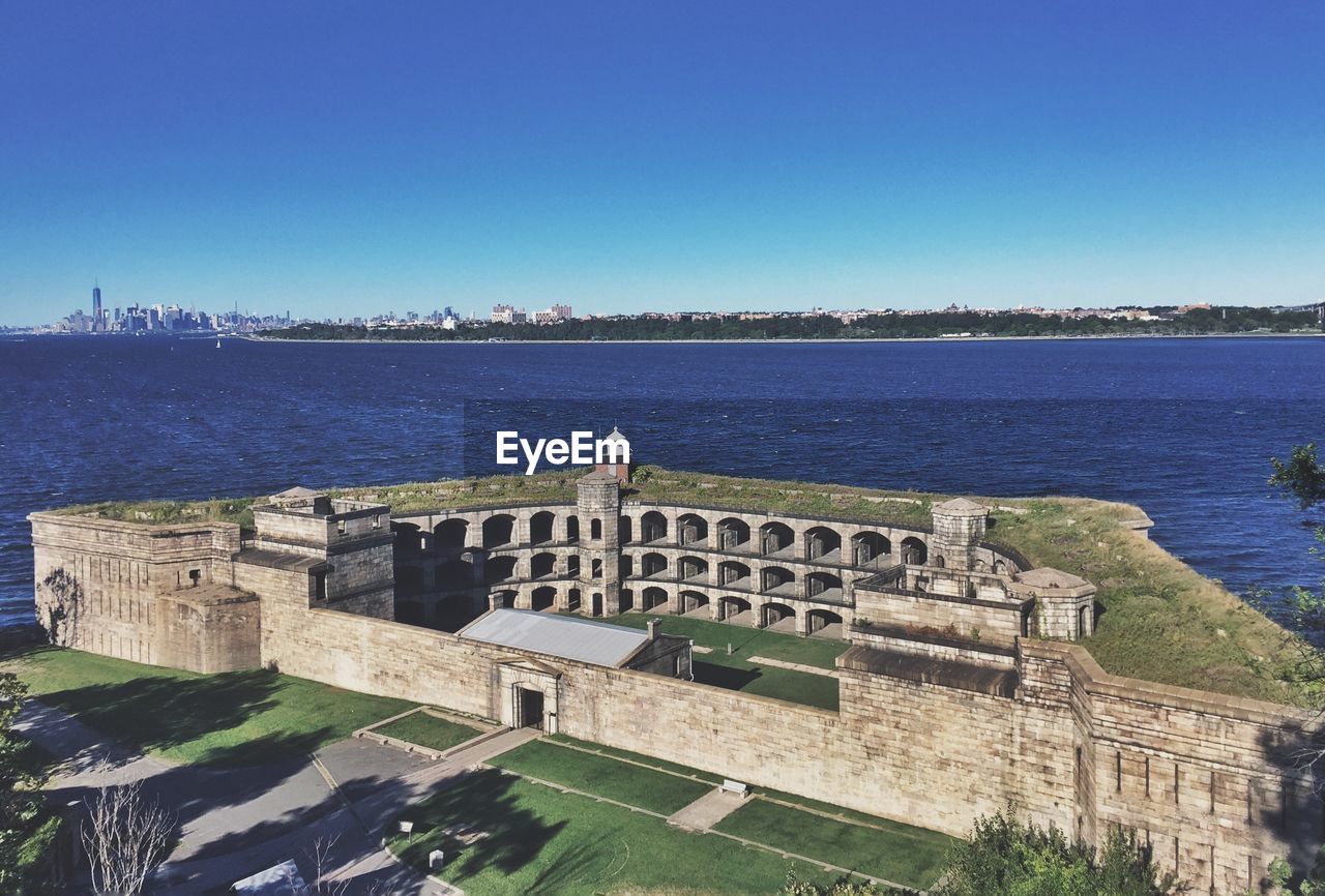 Fort wadsworth by sea against clear blue sky
