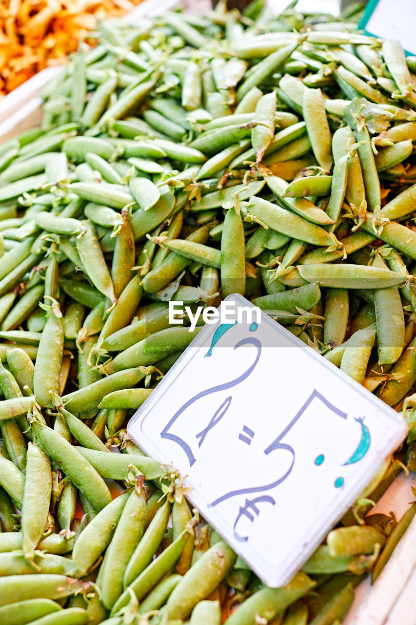 HIGH ANGLE VIEW OF VEGETABLES IN MARKET STALL