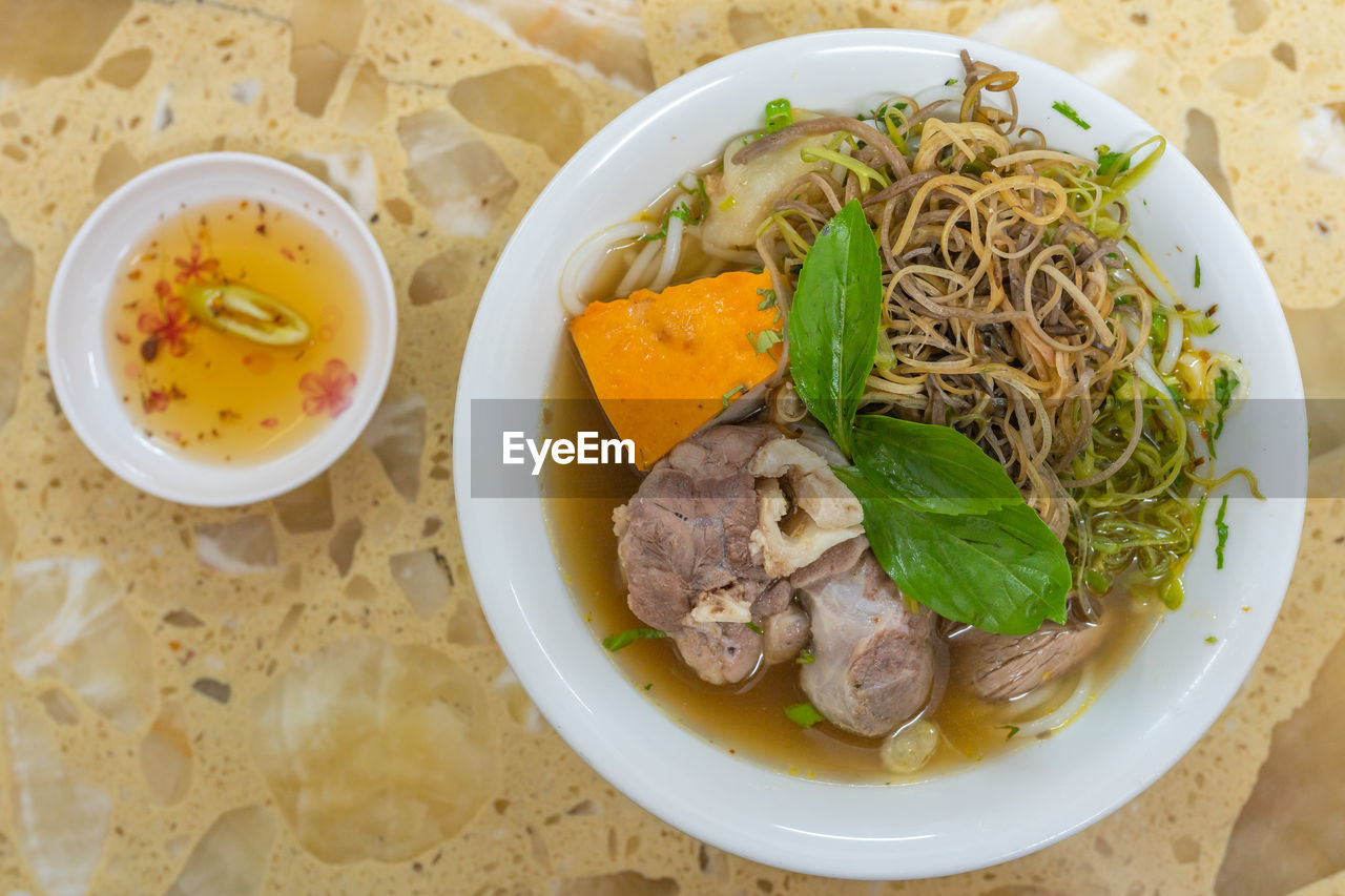 HIGH ANGLE VIEW OF FOOD IN BOWL