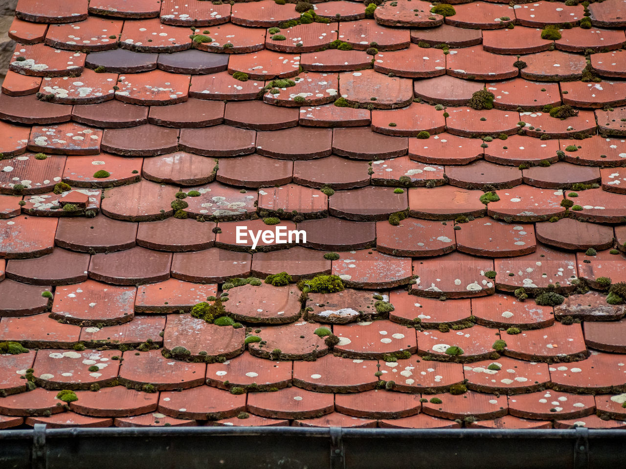 HIGH ANGLE VIEW OF BRICK WALL WITH COBBLESTONE