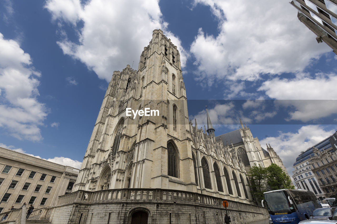 LOW ANGLE VIEW OF HISTORIC BUILDING AGAINST SKY