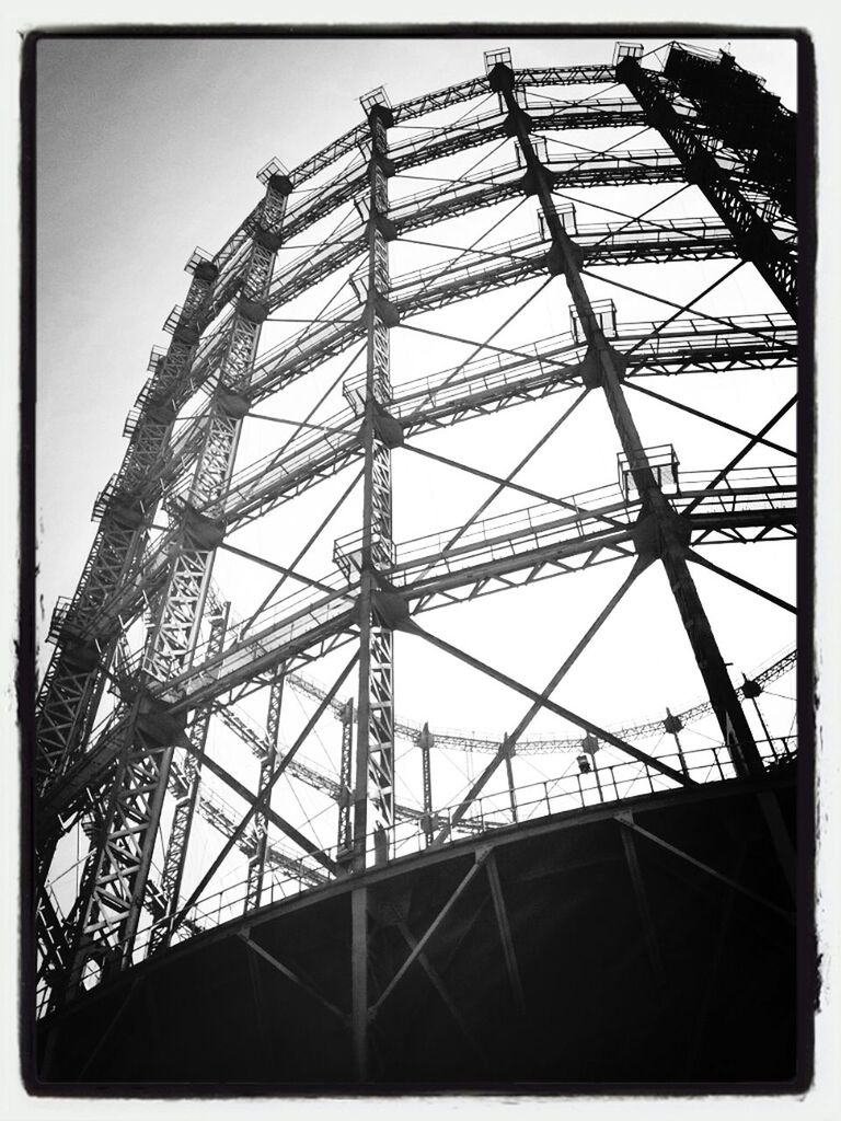 LOW ANGLE VIEW OF BUILT STRUCTURE AGAINST SKY