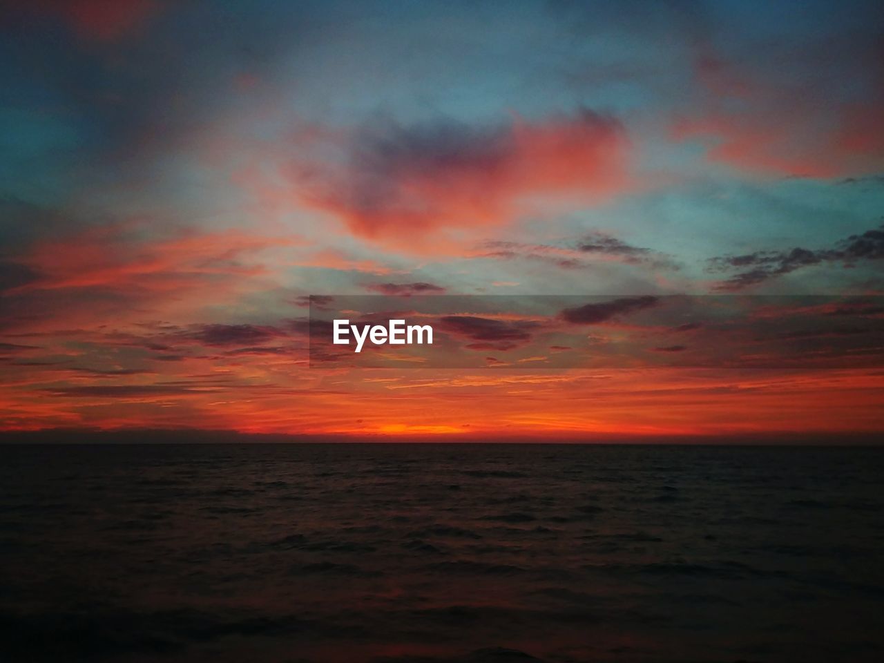 SCENIC VIEW OF SEA AGAINST SKY AT DUSK