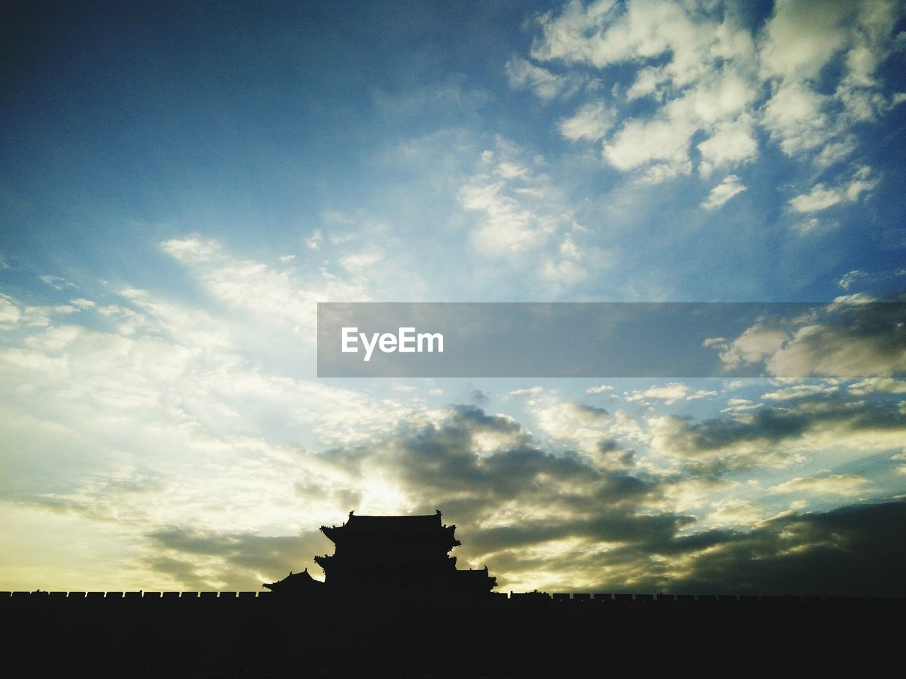 SILHOUETTE OF BUILDINGS AGAINST SKY