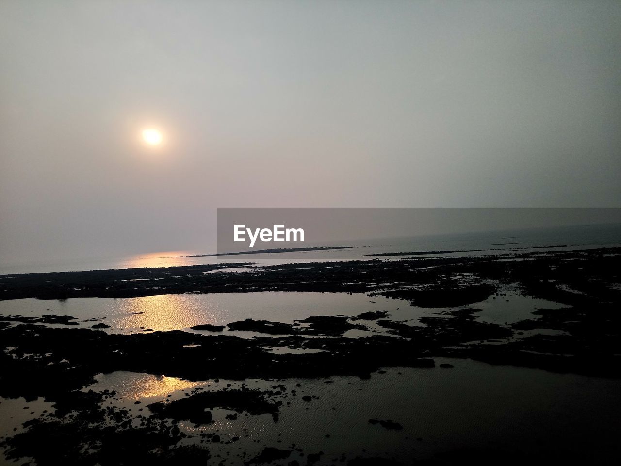 SCENIC VIEW OF SEA AGAINST SKY AT SUNSET