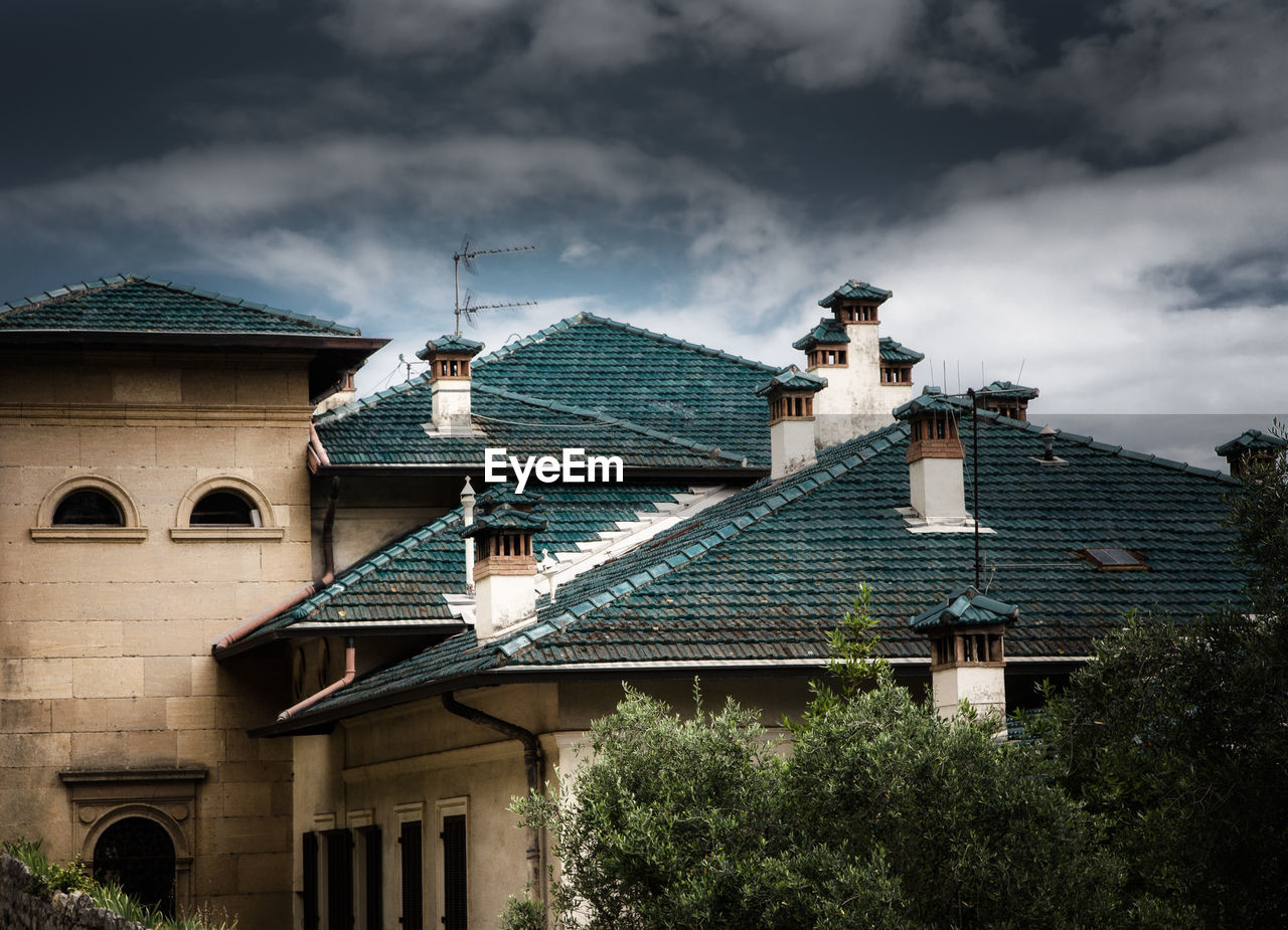 LOW ANGLE VIEW OF BUILDING AGAINST CLOUDY SKY