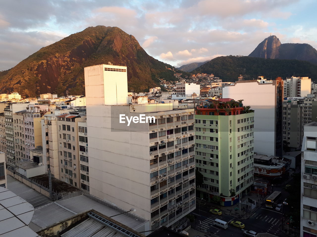 VIEW OF BUILDINGS IN CITY