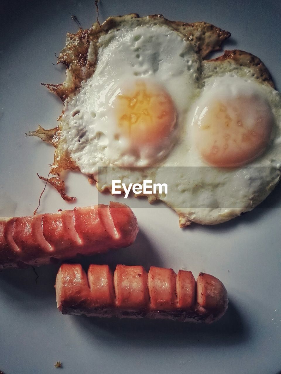 CLOSE-UP OF BREAD WITH MEAT