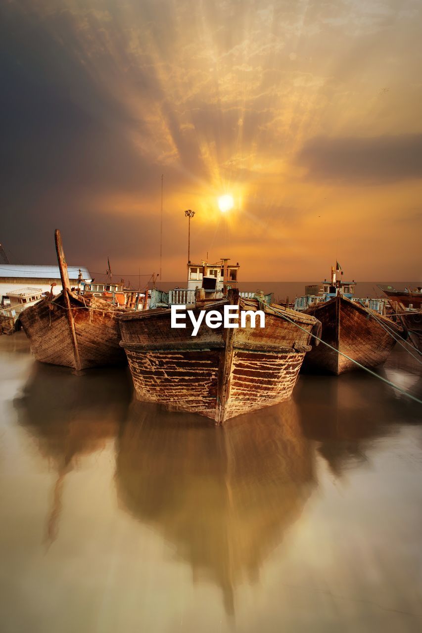 SCENIC VIEW OF SEA AGAINST ORANGE SKY
