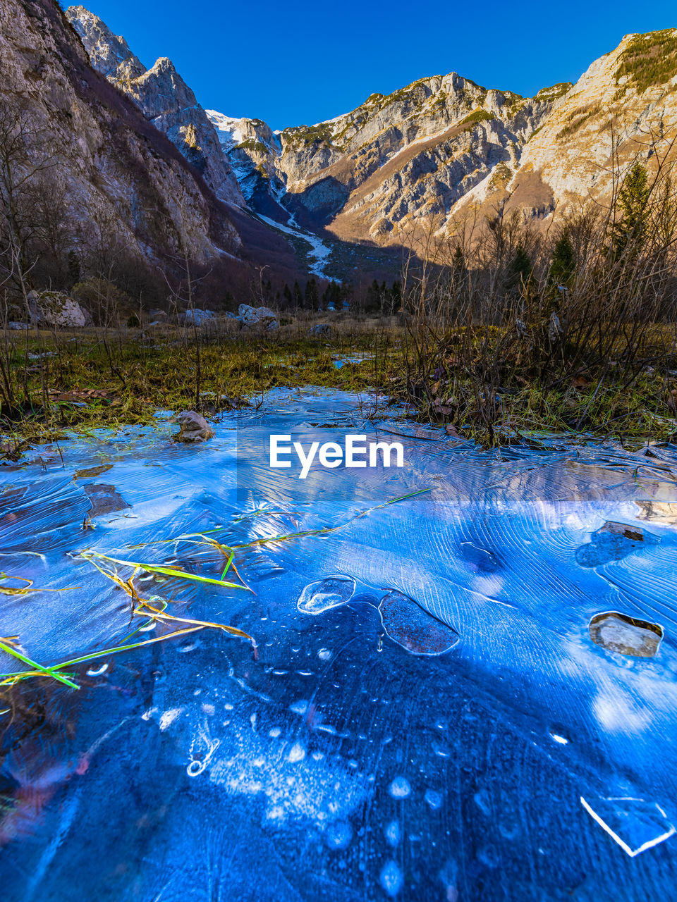 SCENIC VIEW OF LAKE AGAINST MOUNTAIN RANGE