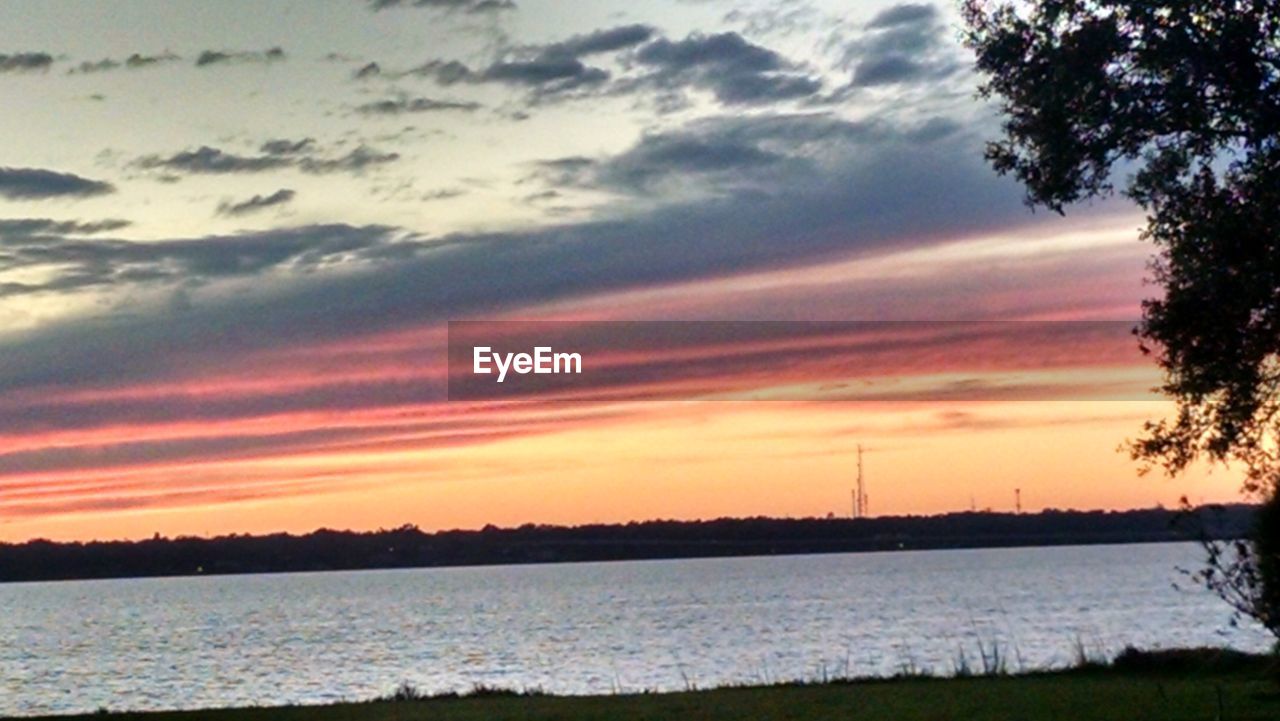 SCENIC VIEW OF CLOUDY SKY OVER SEA