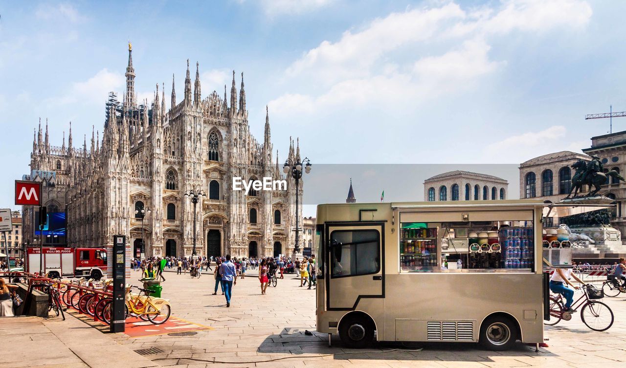 Food truck outside milan cathedral