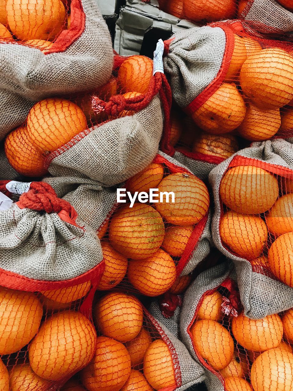 FULL FRAME SHOT OF ORANGE FRUITS IN MARKET